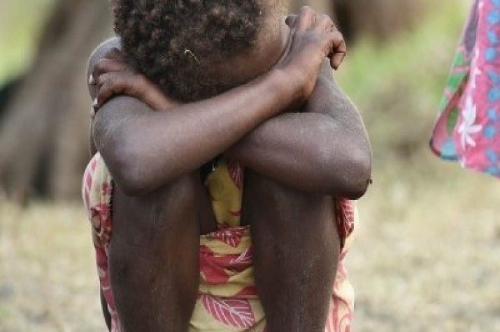 Órfã de 8 anos é algemada e chicoteada pela tia todos os dias no Zango 4