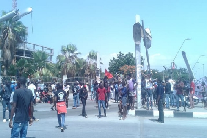 Urgente: Manifestantes exigem a demissão do Comandante Geral no Largo 1º de Maio