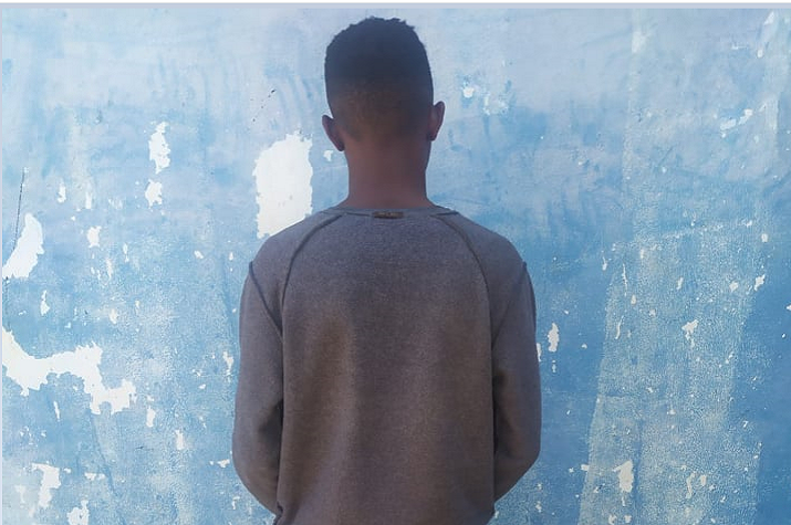 No primeiro dia do ano: Jovem de 22 anos corta garganta do amigo com gargalho de garrafa por ciúmes