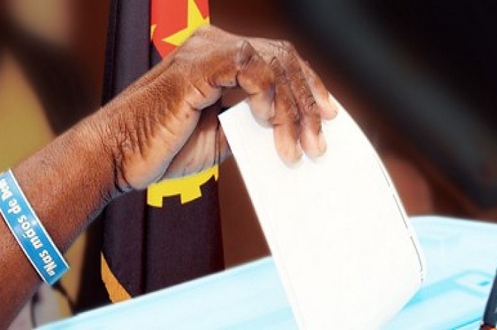 Revisão constitucional "chama" pelo adiamento das eleições de 2022
