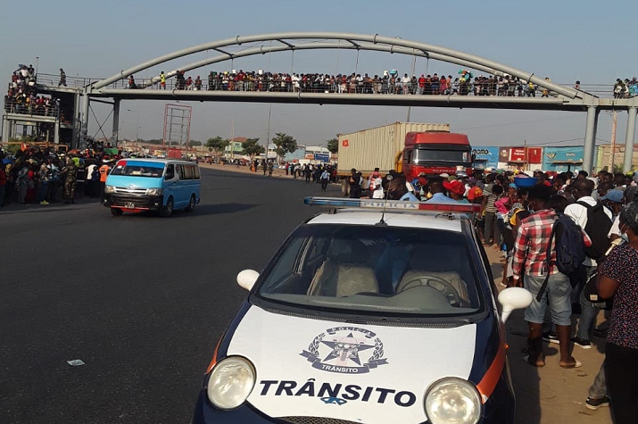 Regulador de trânsito morre esmagado por um camião depois de ser empurrado por um taxista 