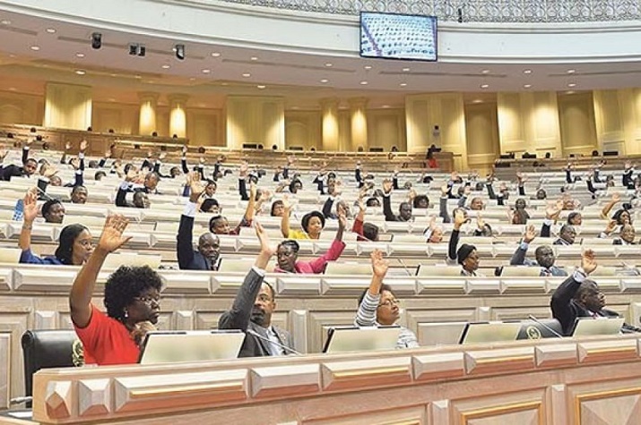 Parlamento aprova revisão parcial da Constituição com  152 votos a favor, nenhum contra e 56 abstenções