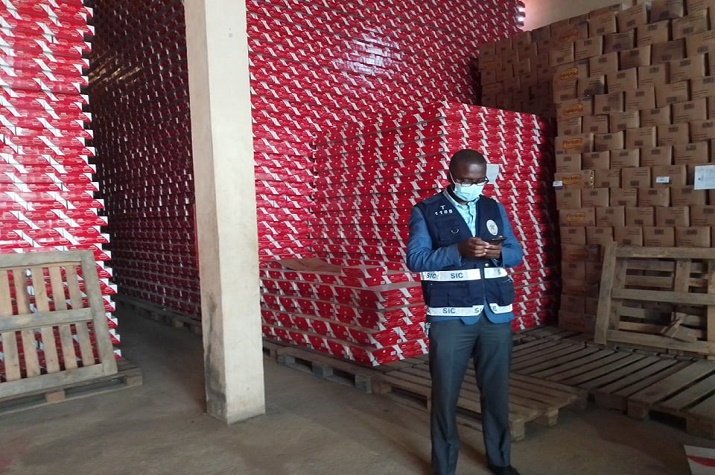SIC apreende mais de 200 mil caixas de mercadorias da cesta básica 'retidas' num armazém