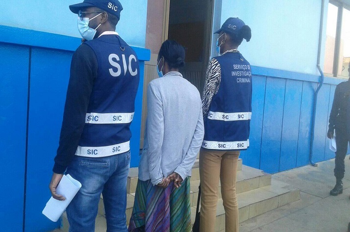 Sozinha e desarmada: Detida mulher que roubava viaturas em Luanda