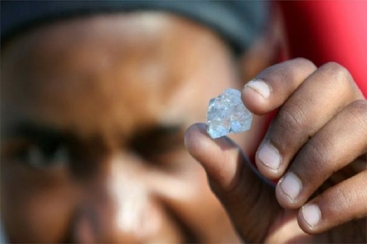 SIC apreende mais de mil e 600 pedras de diamantes na Lunda Norte