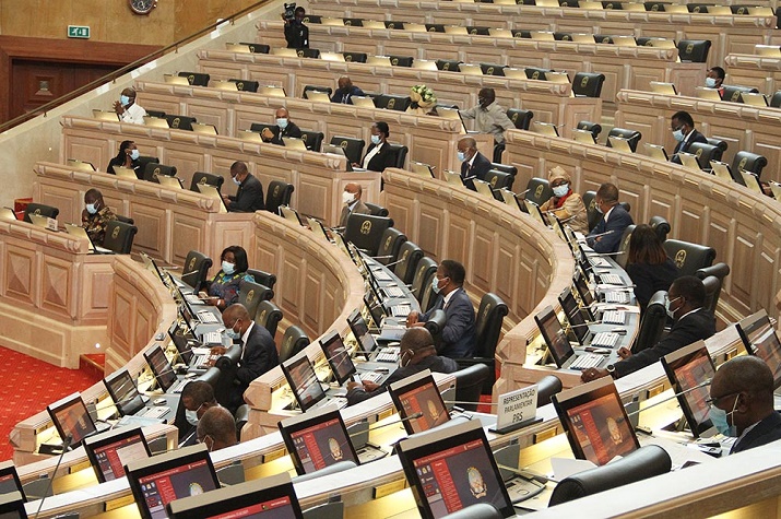 Revisão Constitucional aplaudida pelo MPLA, 'irrita' a oposição