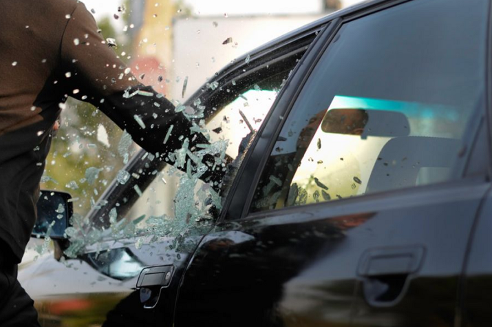 Oito viaturas Top de gama ficaram sem as placas e pneus na Centralidade do Kilamba