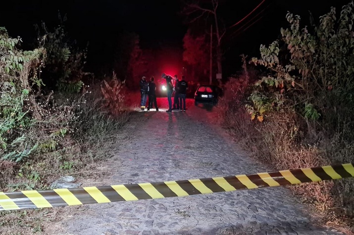 Triplo homicídio: Pai, mãe e filha de um ano encontrados mortos dentro de um carro no Brasil