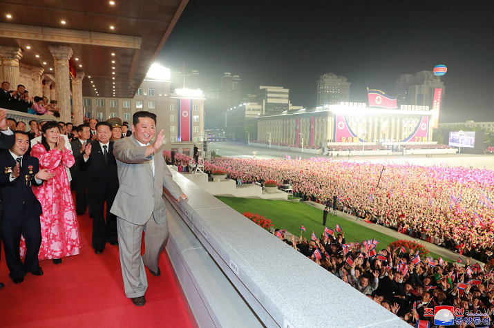 Coreia do Norte celebra 73.º aniversário da sua fundação de madrugada com fogo de artifício e desfile militar