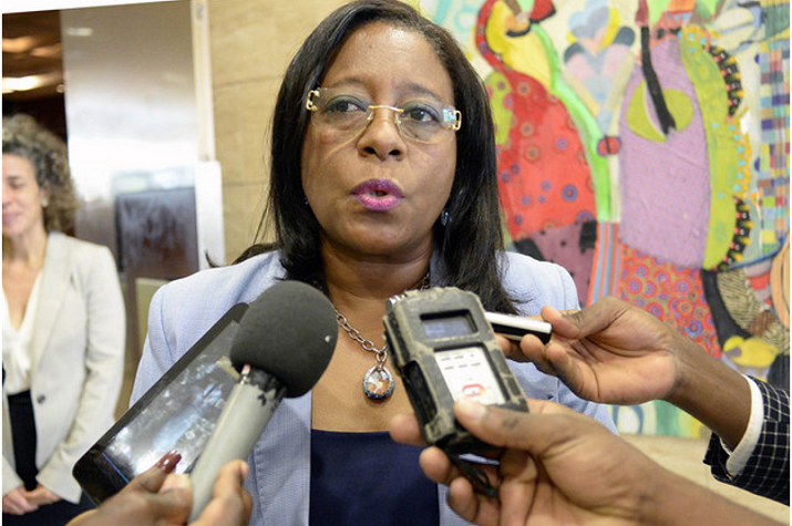 Estudantes das universidades encerradas estão por conta própria - Ministra do Ensino Superior