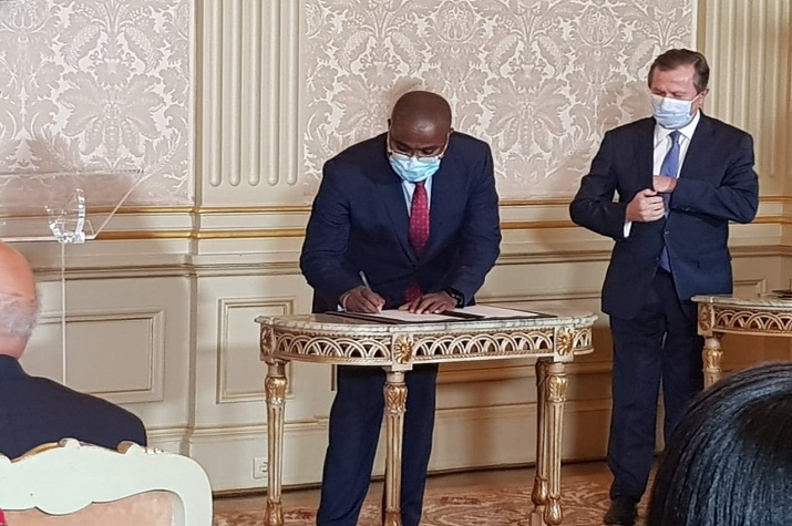 Angola e Portugal assinam acordo de combate aos crimes de contrafacção de medicamentos