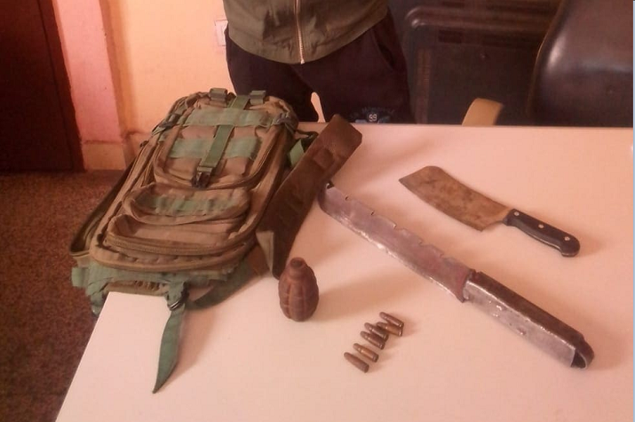 Detido assaltante que tinha em sua posse uma granada f1 duas armas brancas e seis munições