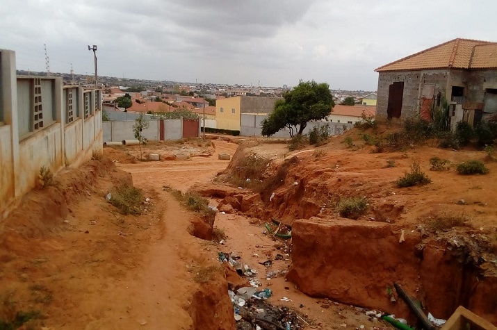 Obras 'abandonadas' por falta de pagamentos podem engolir parte do Patriota