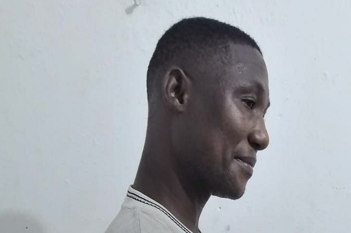 Detido funcionário do Ministério da Saúde que vendia cartões de testes da Covid-19 no Paz Flor