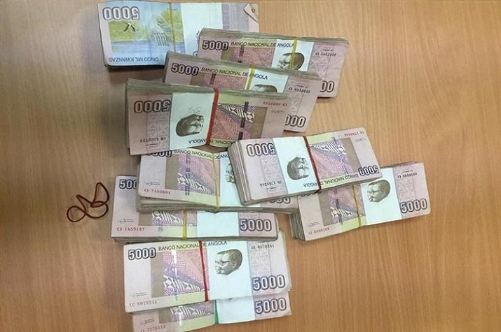 Polícia no encalço de quatro caixas de dinheiro encontradas na via pública