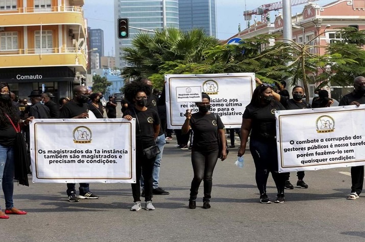 Procuradores angolanos ponderam entrar em greve a 30 de Novembro