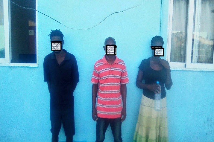 Detidos cidadãos que torturam jovem até a morte por suspeitas de roubar galinha