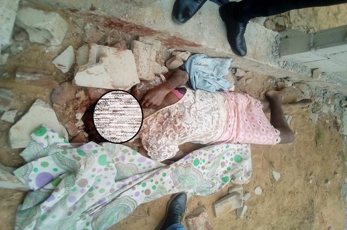 Mulher de 25 anos apedrejada até a morte, bebé de 8 meses foi deixado por cima do cadáver