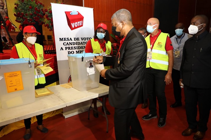 João Lourenço reeleito presidente do MPLA com 98,04 por cento dos votos