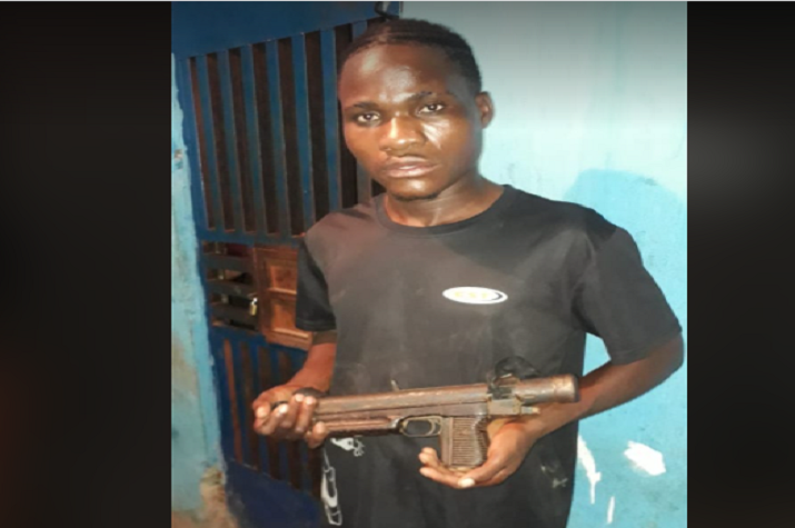 Falso kupapata detido em posse de uma arma de fogo do tipo Estrelingue