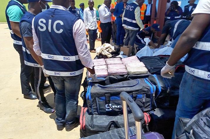 SIC fiscaliza quadra festiva: Dezenas de mercadorias apreendidas e vários cidadãos encarcerados