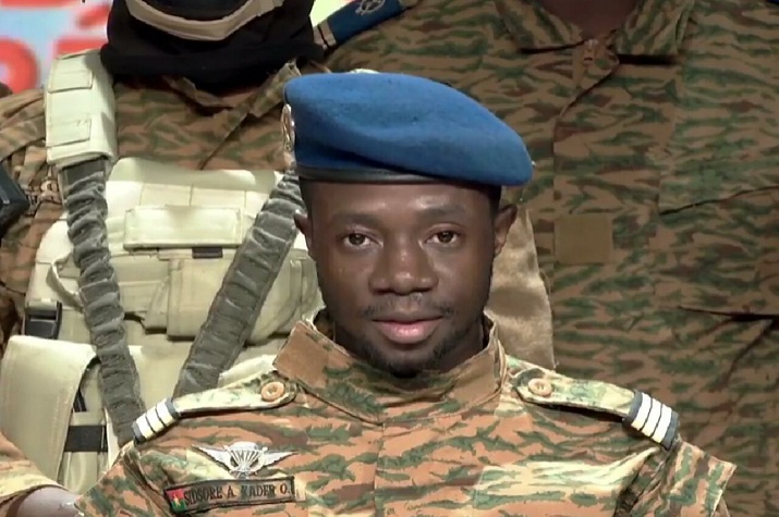 Militares do Burkina Faso confirmam tomada de poder e dissolução de Governo e parlamento