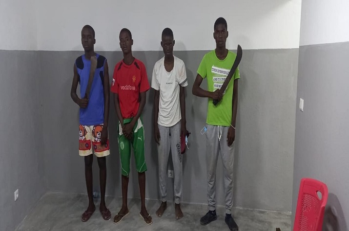 Luta de catanas: Grupo de jovens detidos pela Polícia Nacional durante rixa