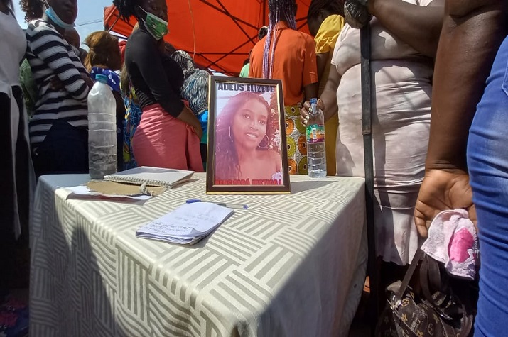 “Já fiz o óbito da minha filha há três meses”: Restos mortais de Jovem assassinada em Viana foram ontem a enterrar  