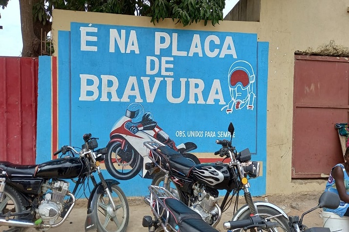 Grupos de bandidos 'desfilam' no bairro Bita sob olhar impávido das autoridades