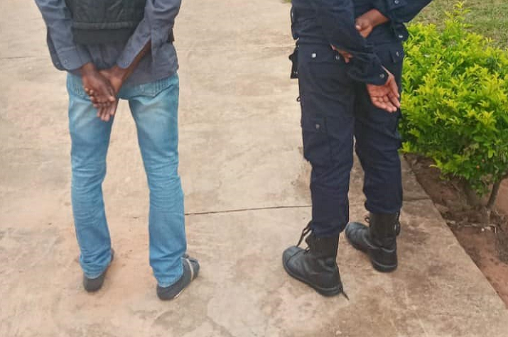 Congolesa trajada com farda da PNA detida em posse de 41 recibos de passaportes
