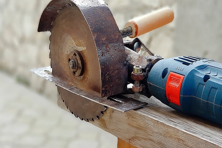Dividiu o corpo do irmão com uma rebarbadora por este ter forjado incêndio na sua residência