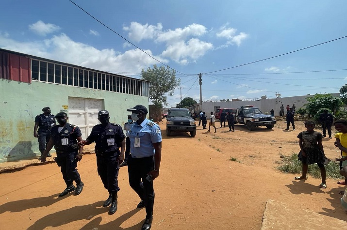 Polícia caça marginais que alvejaram jovem de 22 anos e violaram sexualmente a irmã de 19, pai das jovens morreu durante o assalto