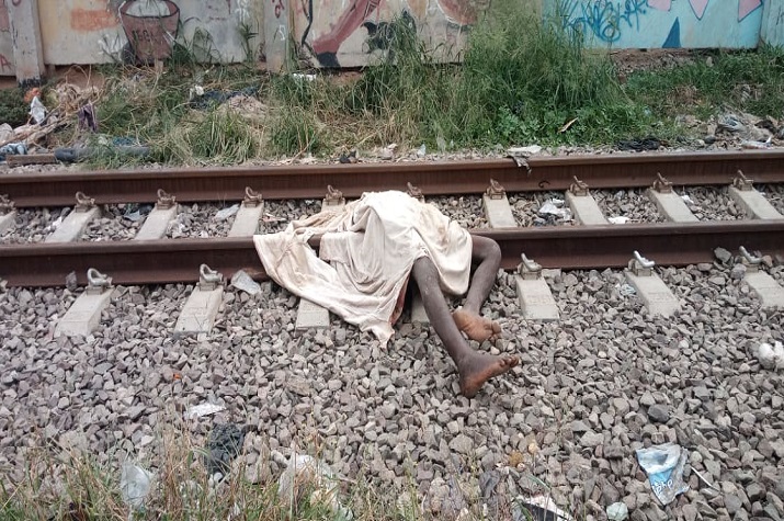 Jovem espancado até à morte por desconhecidos: Corpo foi deixado ao longo da linha férrea para ser desmembrado
