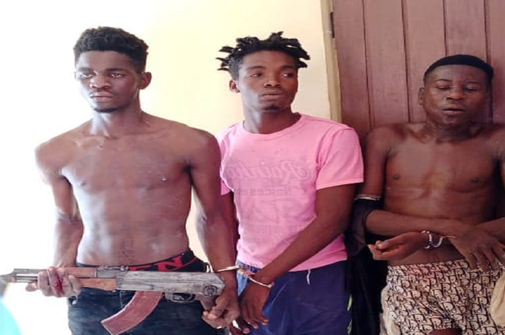Capturados três elementos do grupo "UTM" com uma arma de fogo do tipo AKM