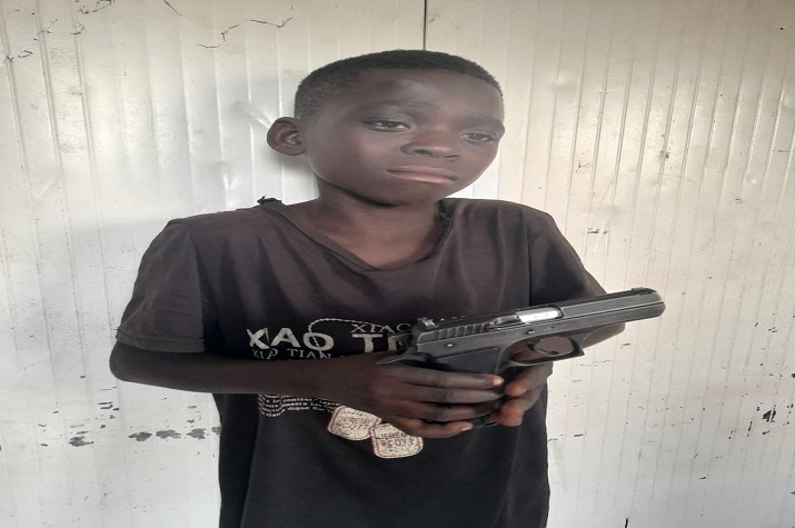 Menor de 13 anos de idade retido durante assalto com recurso à arma de fogo