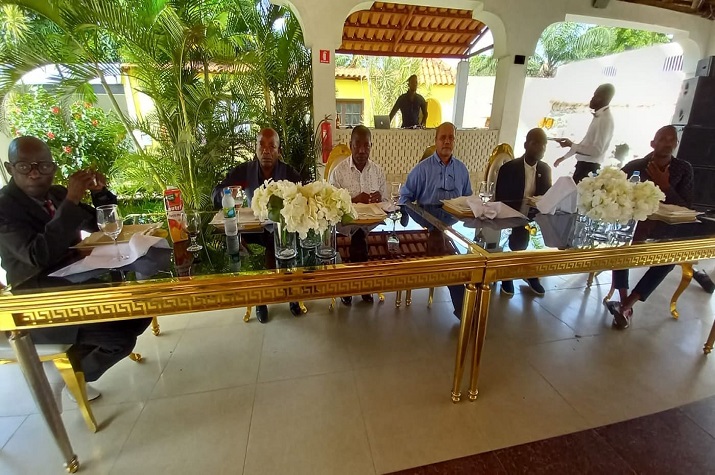 Viana: Representantes do MPLA, UNITA, FNLA, CASA-CE e PRS sentados na mesma mesa