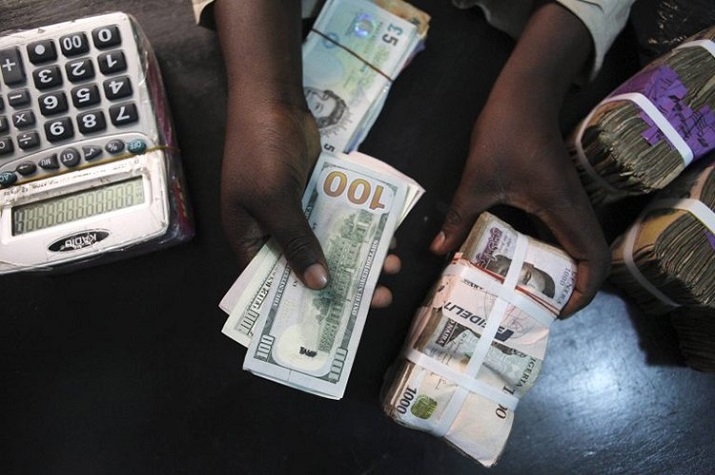 Capturados cidadãos zimbabueanos que inseriam notas de 1 dólar em maços de cem