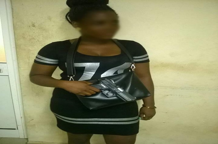Mulher de 28 anos de idade detida no Morro Bento por posse ilegal de arma de fogo