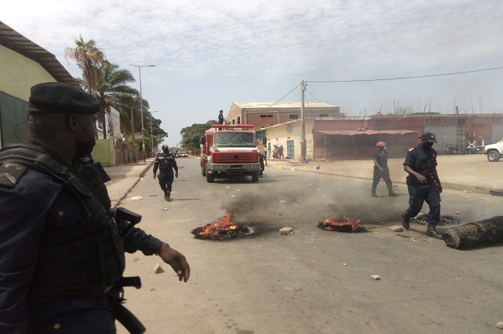 Cazenga: População deposita marginal junto a esquadra de polícia com queimaduras de 3º grau