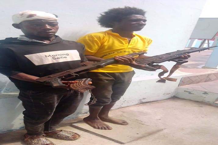 Detidos cidadãos que circulavam com armas de fogo do tipo AKM e Uzi