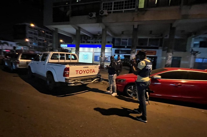 Forças da ordem caçam marginais armados com AKM que amarraram oficial das FAA e roubaram a viatura