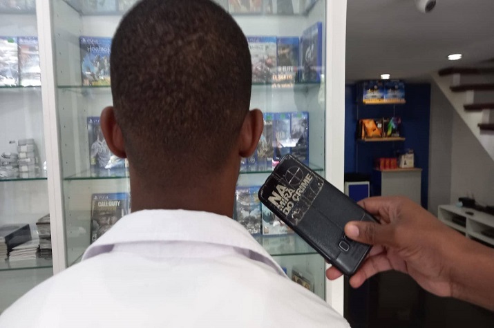 Marginais ‘limpam’ lojas de telefones em assaltos combinados em Viana e Ingombotas