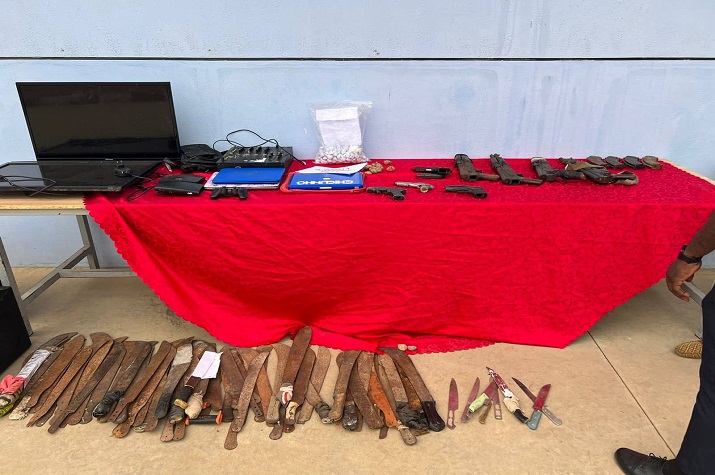 Polícia em Viana recupera 62 catanas e 4 AKM durante “Operação Vinagre”