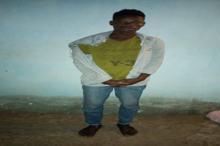 Jovem de 26 anos de idade droga e viola a mulher do irmão mais velho