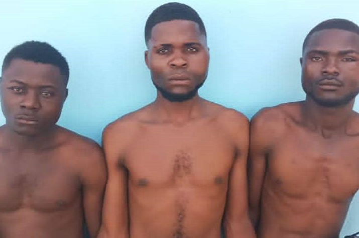 Marginais flagrados pela Polícia a circular numa motorizada armados com AKM (cano serrado)