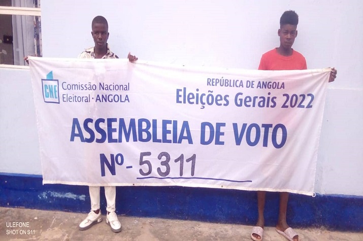 Jovens em Malanje estão a furtar dísticos das Assembleias de voto para fazer calções