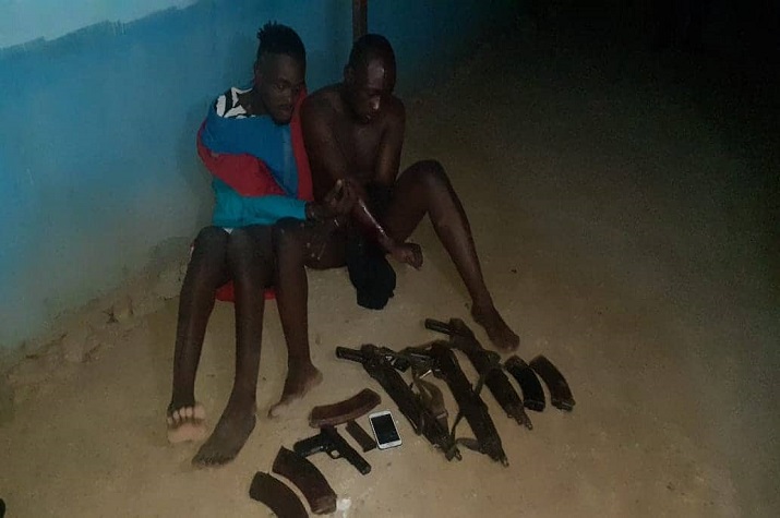 Polícia no Zango detém marginais em posse de 3 AKMs e cinco carregadores