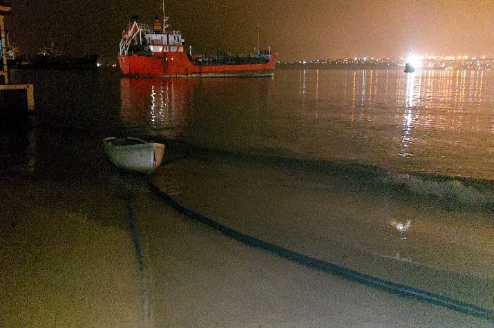 Tiravam inflamável de camiões para um navio: DIIP deteve na Ilha de Luanda 10 cidadãos por contrabando de combustível  