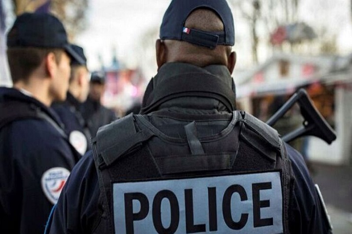 Homem armado com faca abatido no aeroporto de Paris