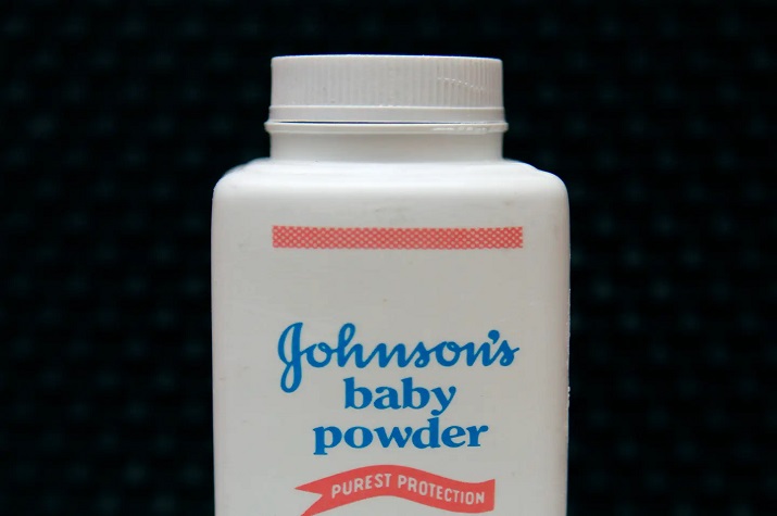 Johnson & Johnson suspende venda de pó de talco para bebés em todo o mundo
